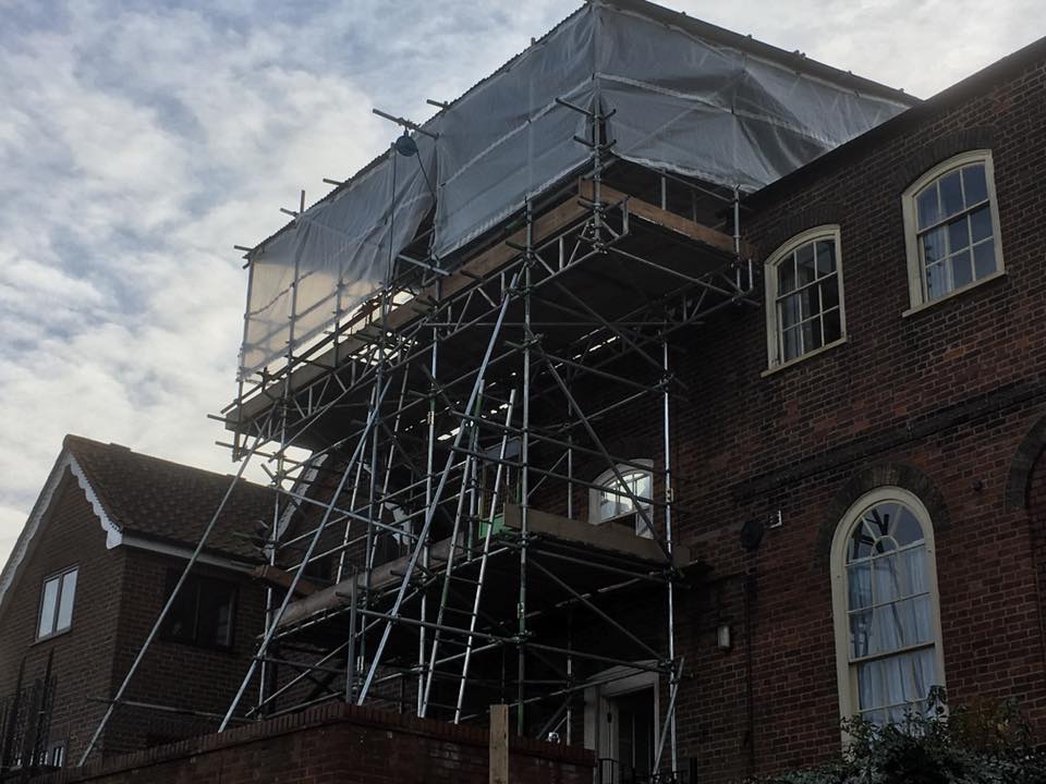 Temporary roof scaffold